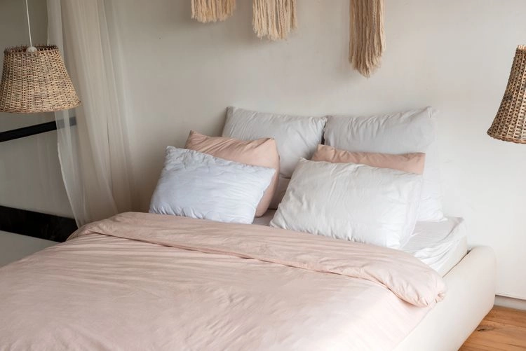 Neu bezogenes Bett mit frischer Bettwaesche