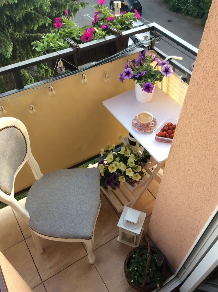 Nischen auf Balkons praktisch nutzen - Idee für einen Tisch zum Aufhängen
