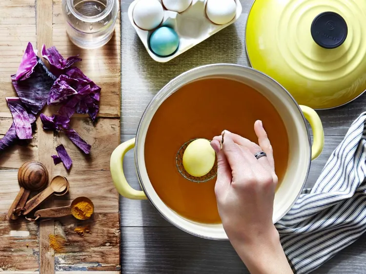 Ostereier natürlich färben welche Lebensmittel Eier mit Zwiebelschalen färben