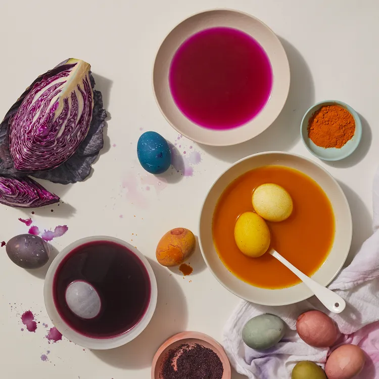 Ostern nachhaltig feiern Tipps wie Ostereier natürlich färben