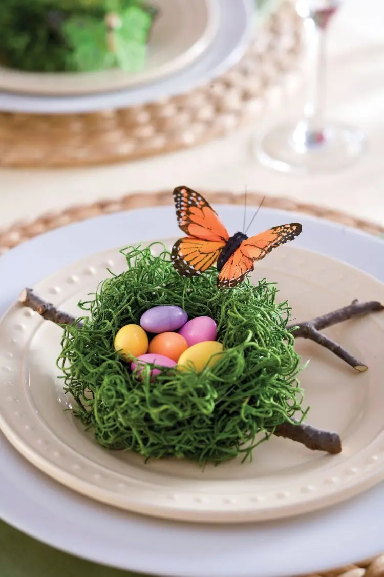 Osternest aus künstlichem Ostergras für den festlichen Tisch