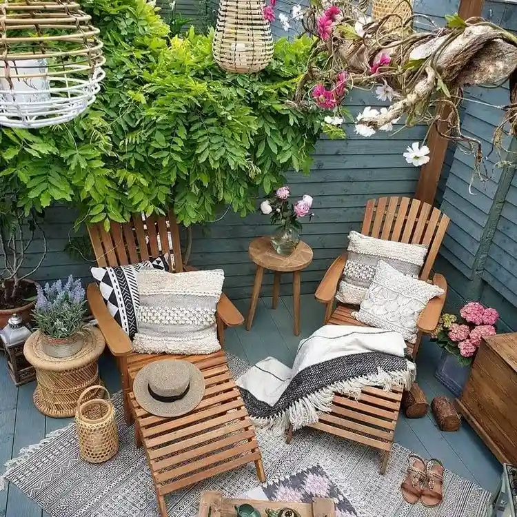 Outdoor Bereich im böhmischen Stil mit Deckchairs