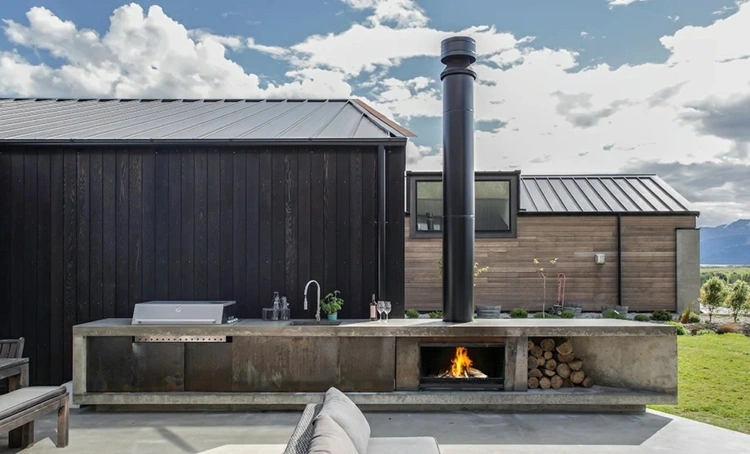 Outdoor Küche aus Beton mit integriertem Gartenkamin mit Schornstein