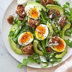 Salat mit Eiern und Asparagus frisch für den Frühling