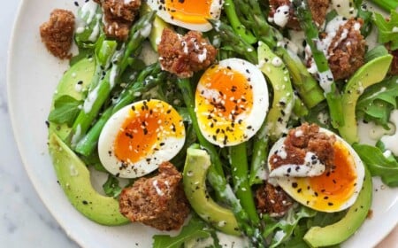 Salat mit Eiern und Asparagus frisch für den Frühling