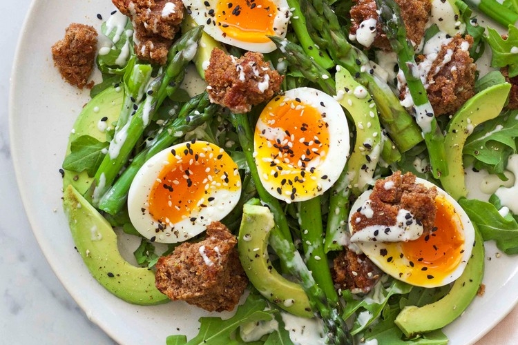 Salat mit Eiern und Asparagus frisch für den Frühling