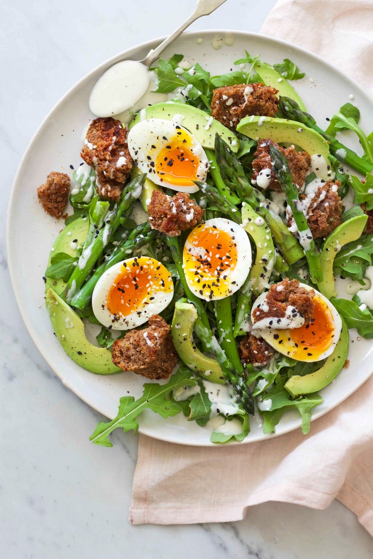 Salat mit Eiern und Asparagus frisch für den Frühling