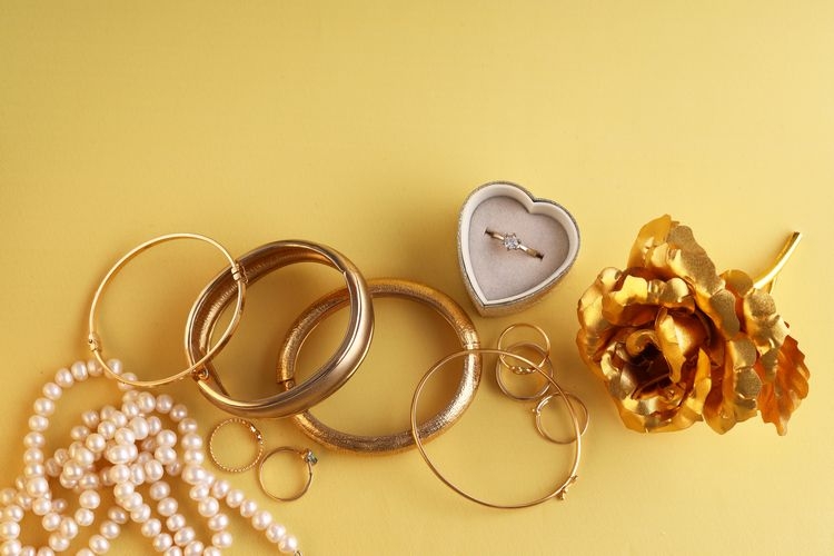 Schmuck Trends 2022 - Perlen, Gold und mehr