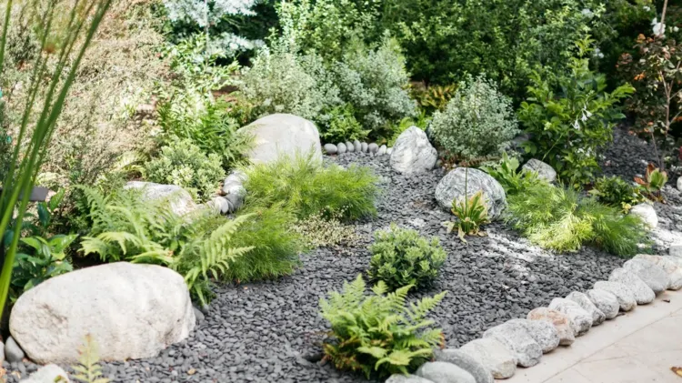 Schottergrten umwandeln in einen naturfreundlichen Steingarten mit Vlies