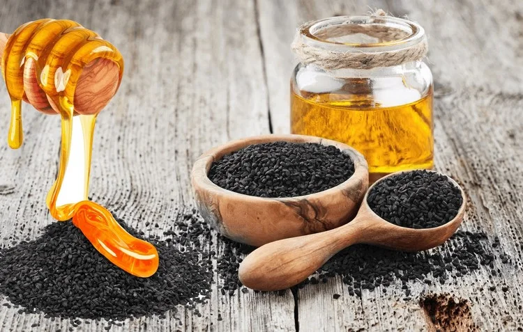 Schwarzkümmelöl einnehmen, in Kombination mit Honig, pflegt das Verdauungssystem