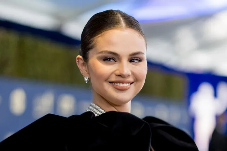 Selena Gomez Frisuren 2022 welche Augenbrauenform für rundes Gesicht