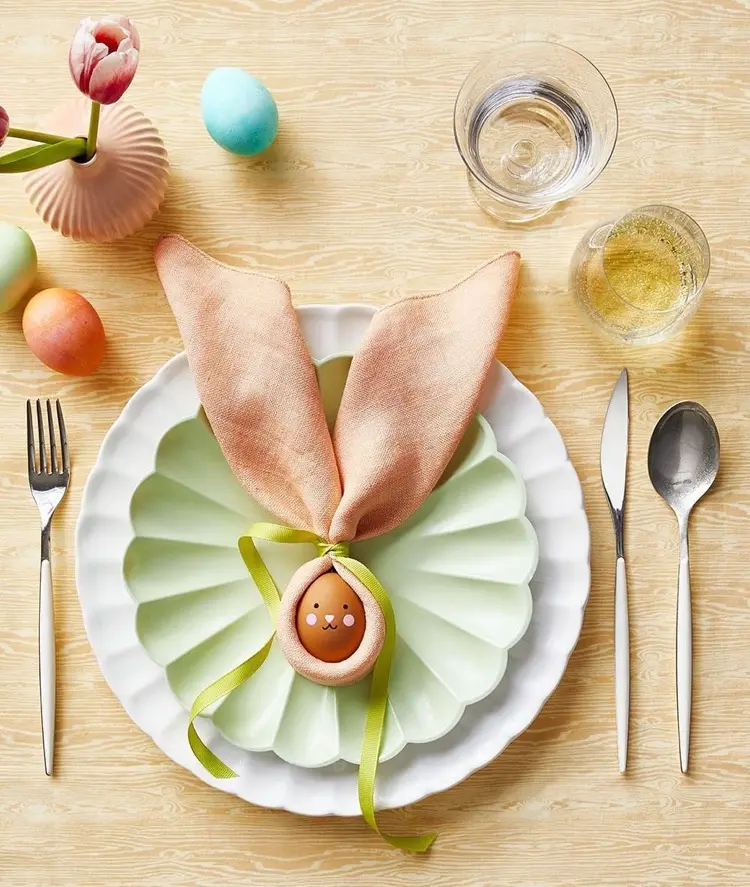 Servietten Idee für Ostern Ei mit Hasenohren binden