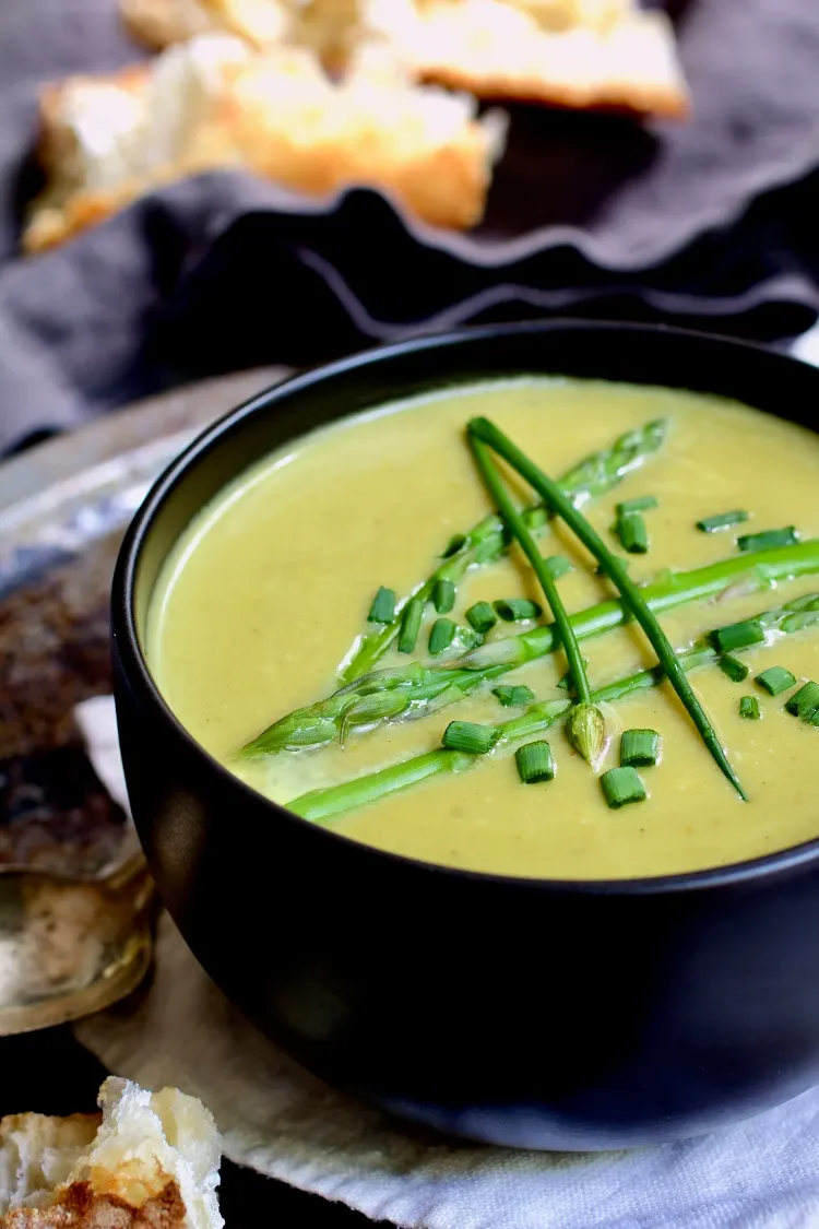 Spargelsuppe aus Resten vegane Gerichte mit grünem Sprgel