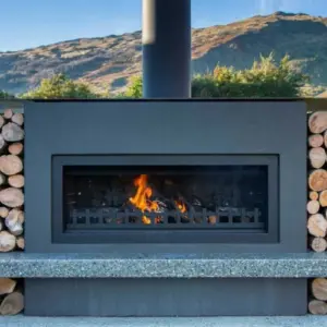 Terrassenkamin mit Glas, Steinplatte und Platz für das Holz