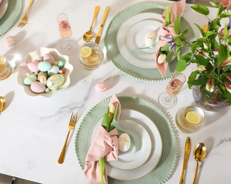 Tischdeko zu Ostern in Pastellfarben mit Blumen und gefärbten Eiern
