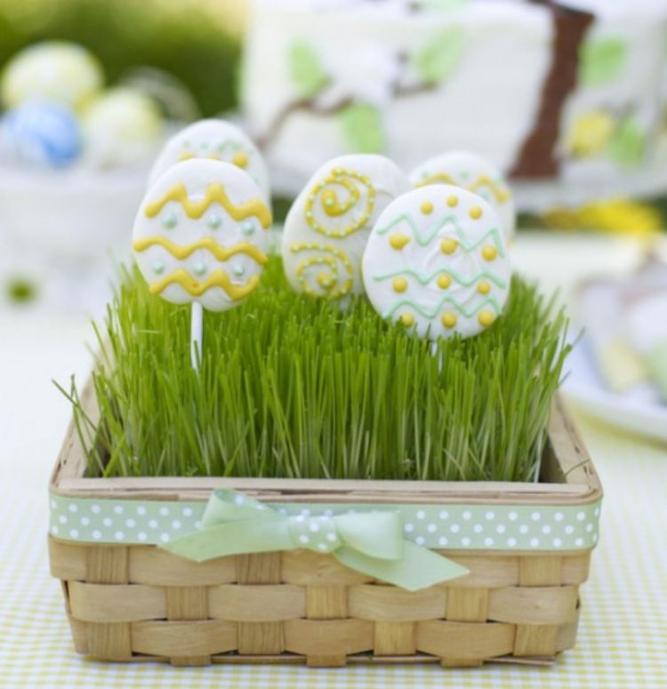 Tischdeko zu Ostern mit selbstgemachten Lutschern und Ostergras