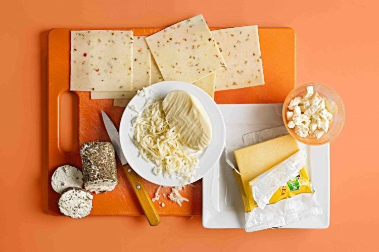 Ungesunde Käsesorten enthalten künstliche, zugesetzte Stoffe wie Phosphatsalze