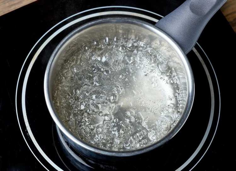 Unkraut mit kochendem Wasser behandeln