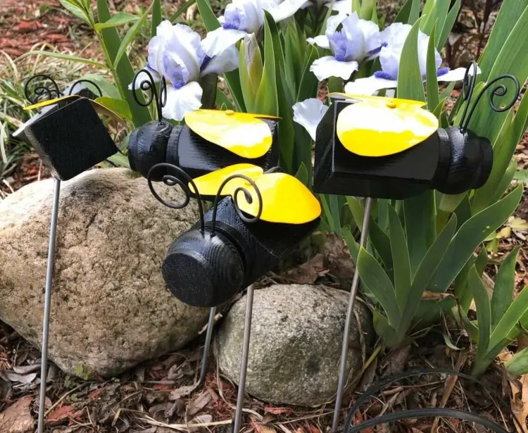 Upcycling Ideen für Gartendeko selber machen - Bienen aus Tischbeinen
