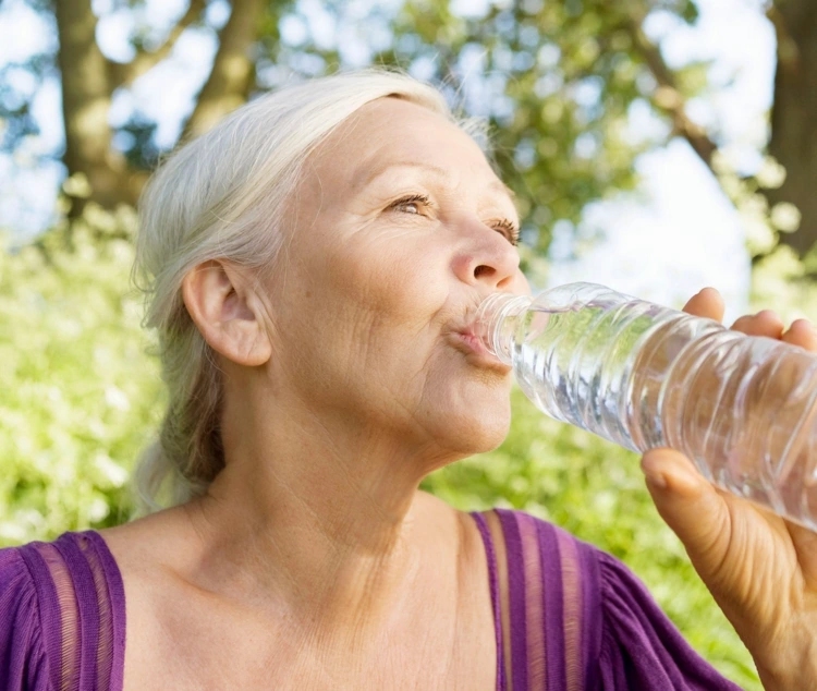 Was hilft gegen Mundfalten - Wasser für eine bessere Durchblutung