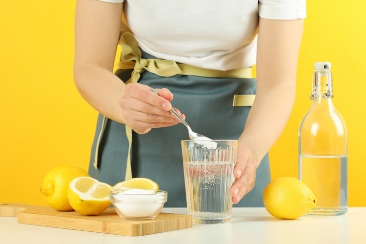 Zitronensaft im Haushalt umweltfreundliches Reinigungsmittel