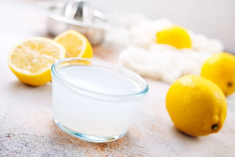 Zitronenwasser ist ein gängiges Hausmittel zur Pflefge von grauen Haaren