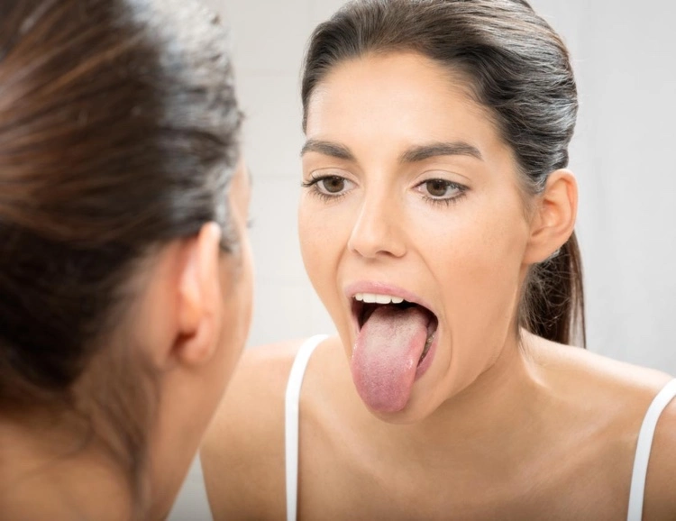 Zunge herausstrecken Übung gegen Doppelkinn