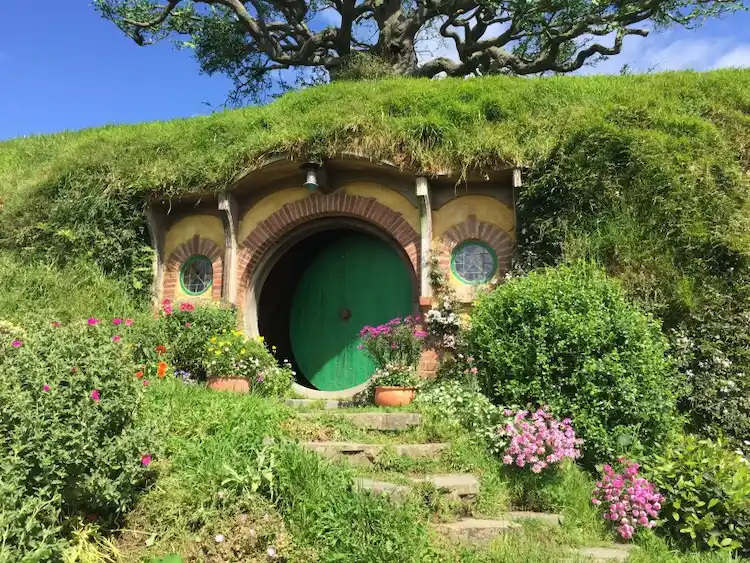 authentische replikation eines von hobbits bewohnten wohnsitzes