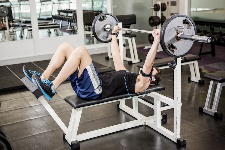 use a multi-gym or weight bench in the fitness program to optimize your workout