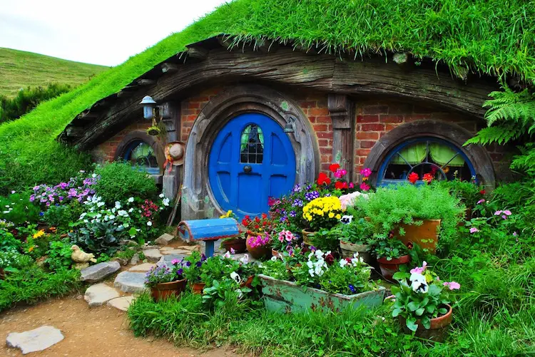 blühende blumen im vorgarten eines hobbit häuschens in hobbingen neuseeland