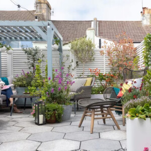 ecke im garten mit pergola zur entsprannung und als refugium beim stadtleben