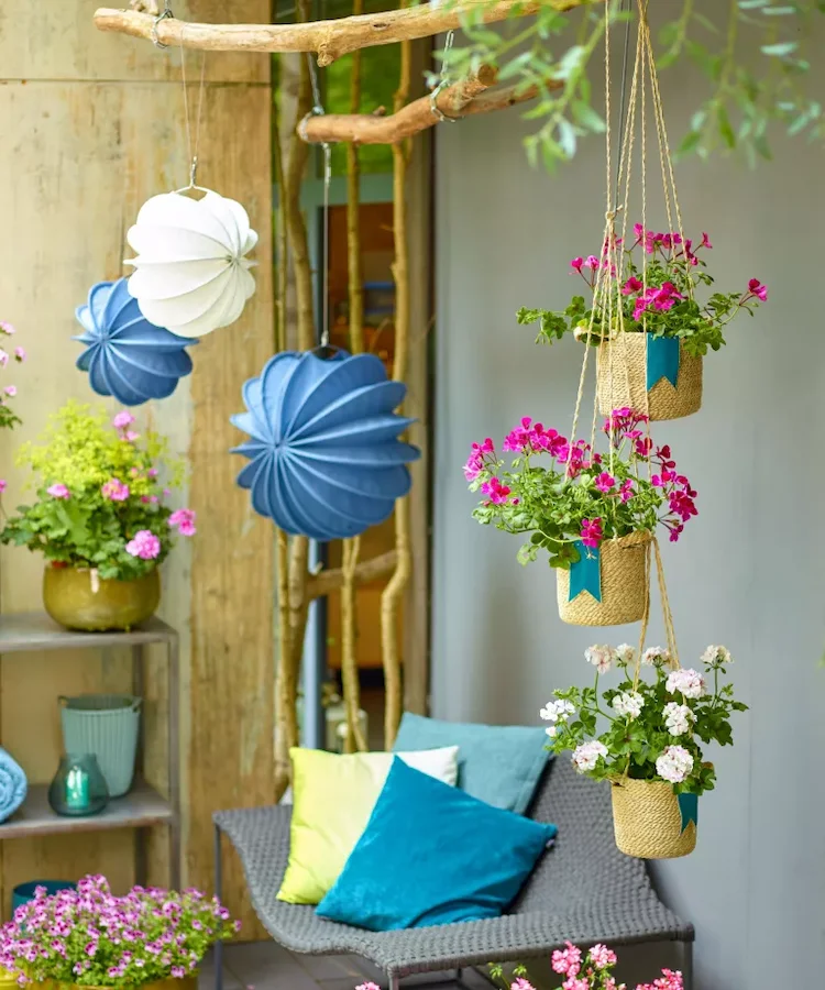 farbenfrohe gartengestaltung mit hängenden pflanzen und trendfarben wie juwelen und türkisblau