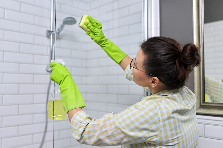 duschabtrennung und duschbereich mit reinigunsmittel saubermachen