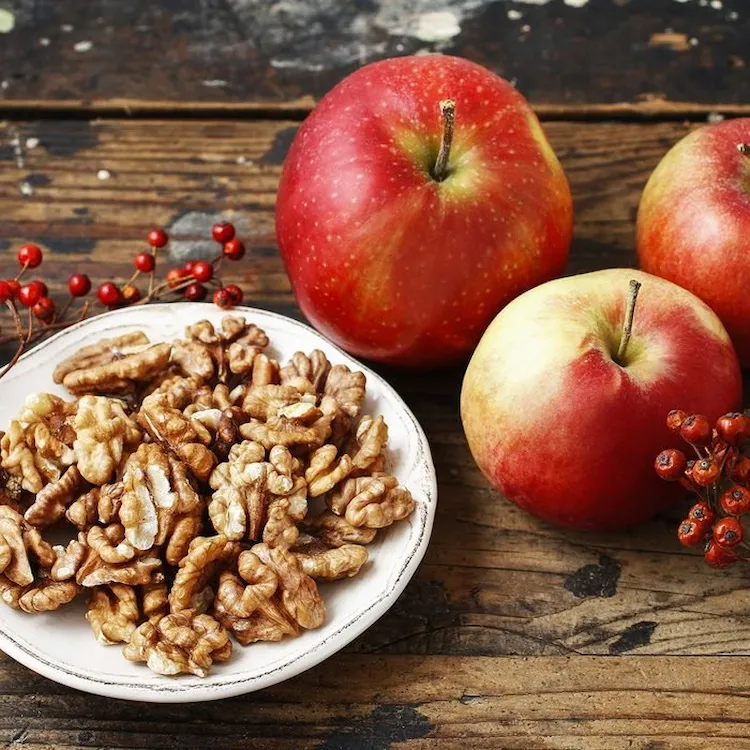 healthy combination of nuts and apples against cravings during the day