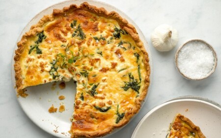 leichte Frühlingsgerichte Abendessen schnelle Spinatquiche mit Feta