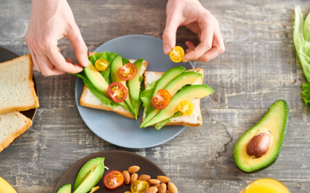 leichtes frühstück mit avocado liefert dem körper gesunde ungesättigte fettsäuren