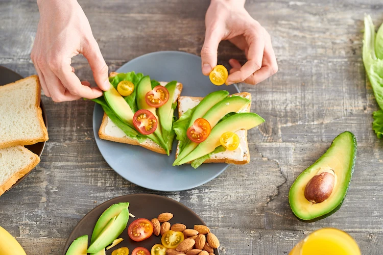 leichtes frühstück mit avocado liefert dem körper gesunde ungesättigte fettsäuren