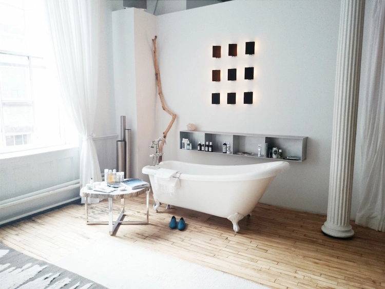 minimalistische badezimmergestaltung mit freistehender badewanne