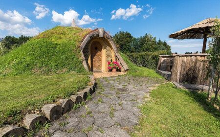 mit bepflanzung bedecktes hobbit gartenhaus im retro stil in slowenien