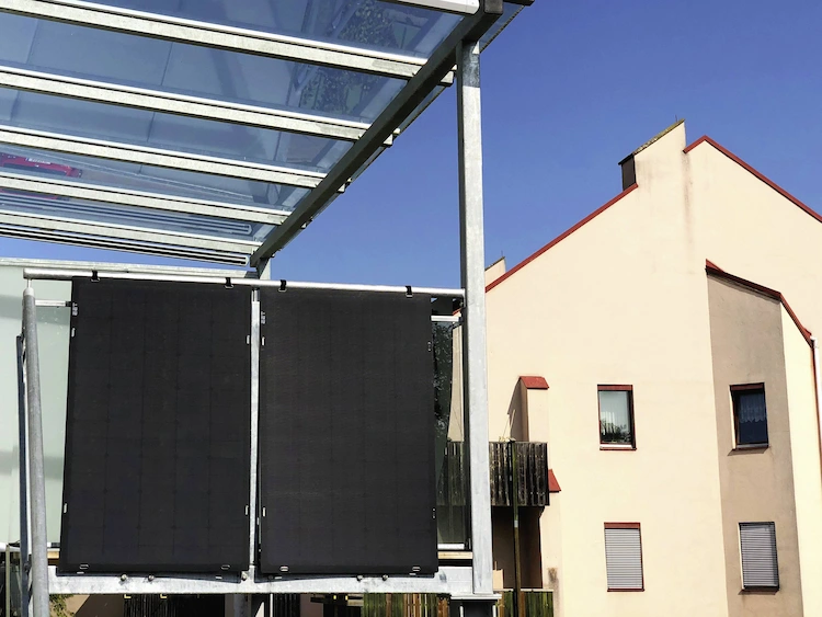 moderne solaranlage balkon mit überdachung aus glas