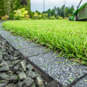 ordentlich gepflegte rasenkante im garten beim mähen