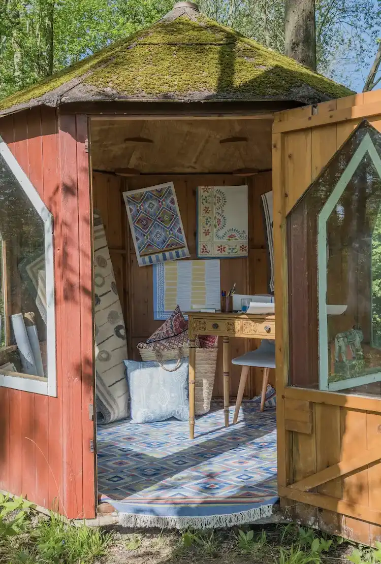 rustikales büro im gartenhaus mit vintage einrichtungsgegenständen in boho stil gestalten