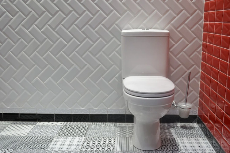 saubere und gepflegte toilette mit fliesen ohne schimmel in rot und weiß