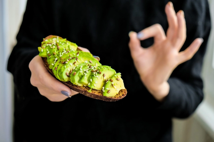 toller geschmack zum frühstück mit avocado auf vollkornbrot