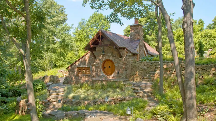vom peter archer als hommage an jrr tolkien entworfenes hobbit gartenhaus