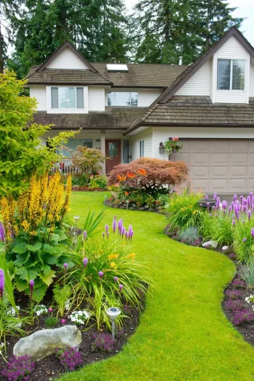 Vorgartengestaltung ohne Gartenweg, sondern mit Rasen und Beeten