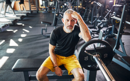 zwischen kraftstation oder hantelbank zwecks effektiver trainingsmethode wählen