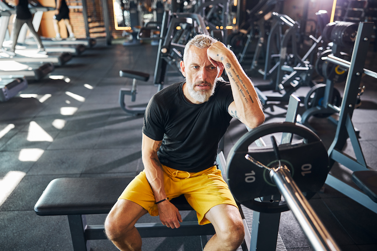 zwischen kraftstation oder hantelbank zwecks effektiver trainingsmethode wählen