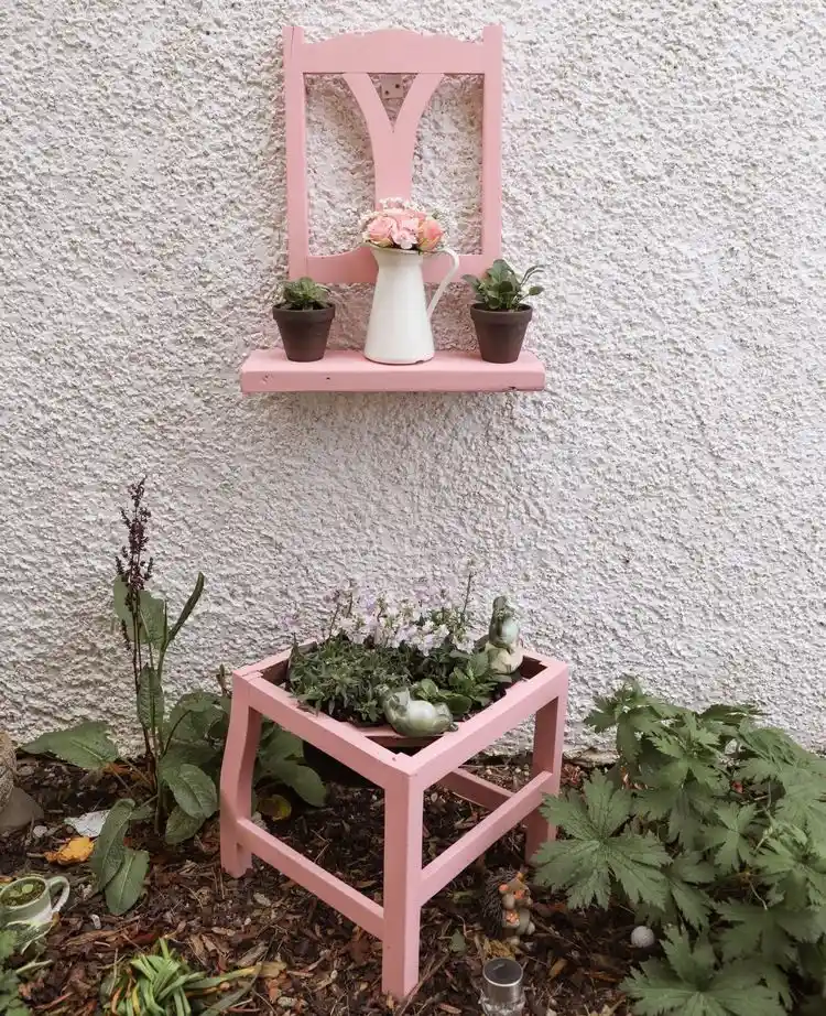 Alter Stuhl als Gartendeko zum Aufhängen - Wandregal selber machen für Blumen