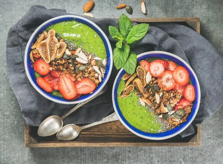 Ausgewogene Ernährung Smoothie Bowl gegen Eisenmangel Spinat Kürbiskerne Erdbeeren